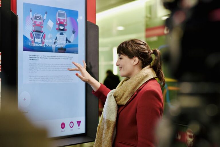 Samsung z iNUI Studio prezentują monitor dotykowy bez… dotykania