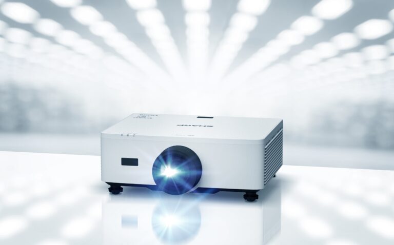 Sharp/NEC zapowiada na ISE 2024 nowe projektory Sharp P601Q i Sharp P721Q 4K UHD